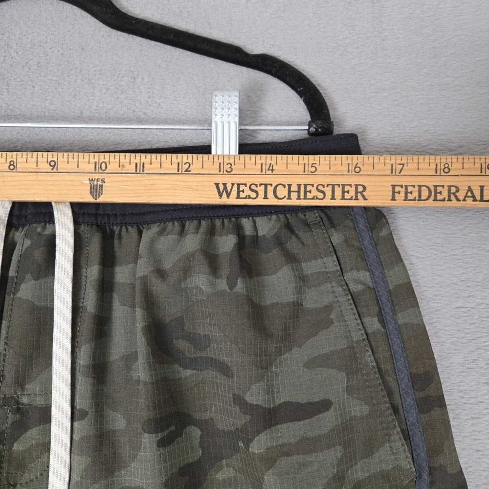 Vuori Stockton Shorts Mens 32 Olive Camo Compression Lined Performance Gym 6